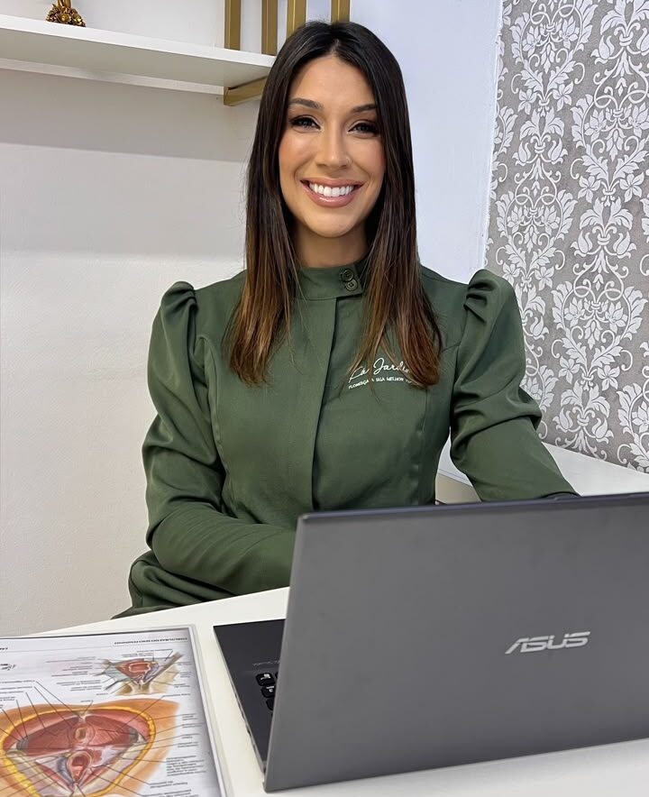 Fisioterapeuta pélvica avaliando a musculatura do assoalho pélvico